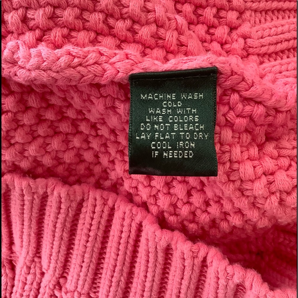 A turtleneck sweater - Picture 5 of 7